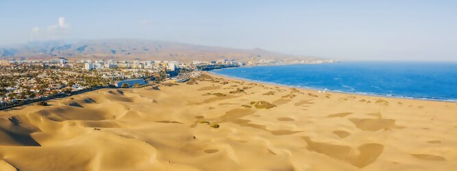GranCanariaFerienwohnung - Sanddünen unter dem Leuchtturm Der Leuchtturm von Maspalomas erhebt sich im Süden von Gran Canaria, inmitten eines Küstenabschnitts, der zu den meistbesuchten Touristengebieten Europas zählt. Von Düne zu Düne - der Strand von Maspalomas. In Maspalomas, Playa del Inglés und Meloneras gibt es viele Hotels und Ferienwohnungen sowie unzählige attraktive Möglichkeiten für Tag- und Nachtaktivitäten, um den Aufenthalt am und um den Strand angenehm zu gestalten. Seit die ersten Besucher erkannten, dass schönes Wetter hier eine tägliche Gewohnheit war, hat der Leuchtturm von Maspalomas Tausende von Sonnentagen, Flitterwochen, Schwimmen und Strandspaziergängen gezählt.