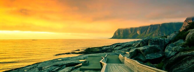 GranCanariaFerienwohnung Ferienhaus Norwegen – Schwindelfrei auf Preikestolen – die spektakuläre Felskanzel erhebt sich als steile Plateauklippe über dem Lysefjord. Die Aussicht über den Fjord ist atemberaubend, schwindelfrei sein ist Voraussetzung. Es lohnt sich auf jeden Fall, schon mitten in der Nacht aufzustehen, um den magischen Moment des überwältigend schönen Sonnenaufgangs mitzuerleben, grandios wie sich die ersten Sonnenstrahlen in den steilen Felswänden verfangen und die Bergmauern zum Leuchten bringen. Dieser Augenblick inspiriert zur Demut und Dankbarkeit. Die beliebtesten Orte für Ferien in Norwegen, locken mit besten Angebote für Hotels und Ferienunterkünfte mit Werbeaktionen, Rabatten, Sonderangebote für Norwegen Urlaub buchen.
